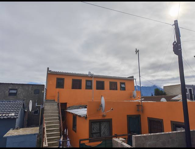 9 BEDROOM HOUSE FOR SALE IN NOMZAMO